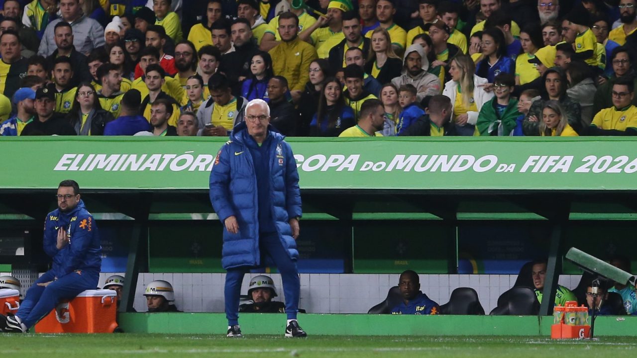 Dorival Júnior, técnico da seleção brasileira, em jogo contra o Equador