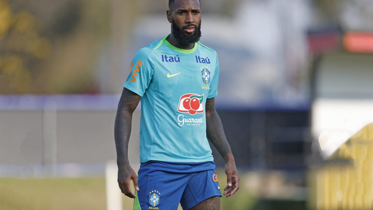Gerson, do Flamengo, em treino da seleção