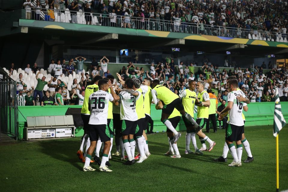 Jogadores do Coritiba comemoram gol no Couto Pereira