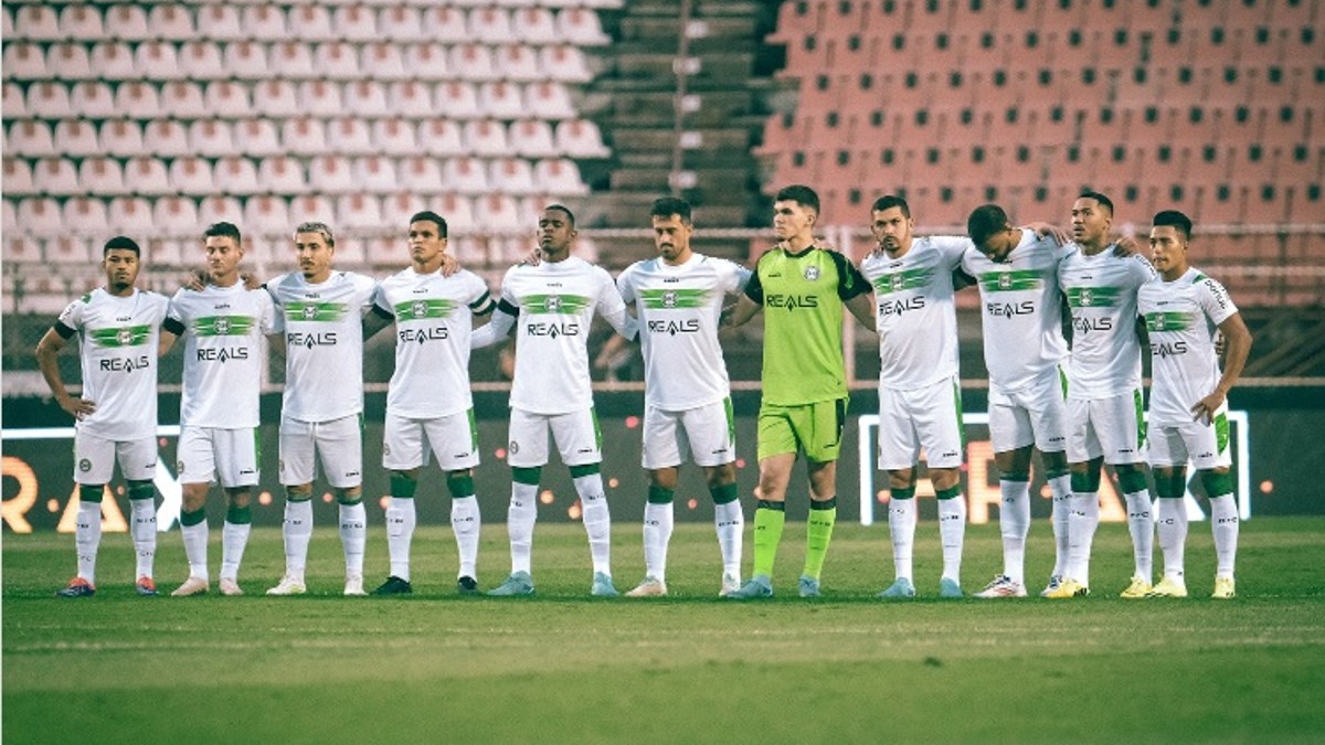 Jogadores do Coxa em homenagem ao Coritiba Crocodiles