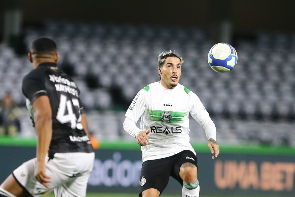 Josué, meia do Coritiba.