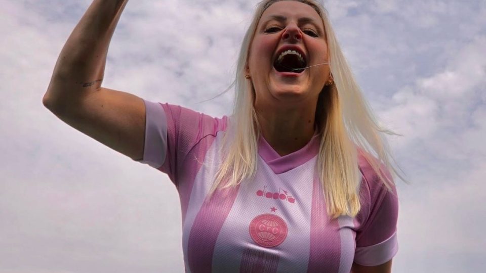 Camisa do Coritiba em homenagem ao Outubro Rosa.