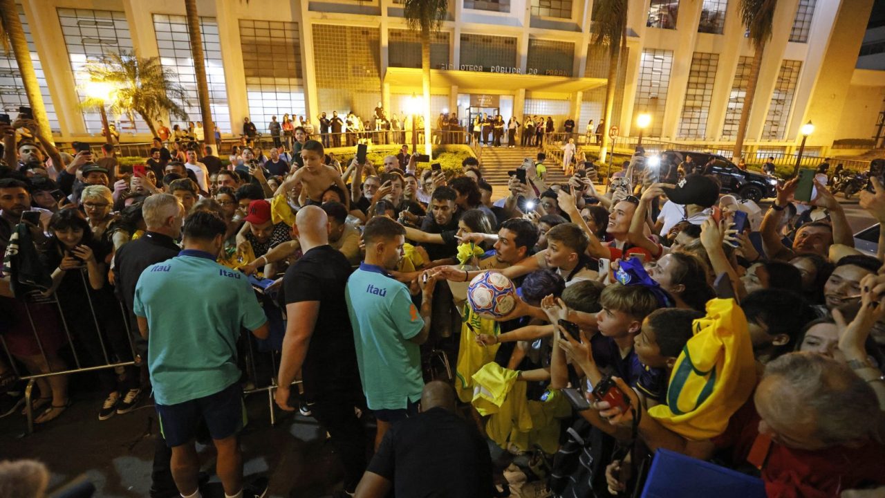 Jogadores da seleção atendem torcedores em frente ao hotel