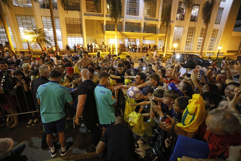 Jogadores da seleção atendem torcedores em frente ao hotel