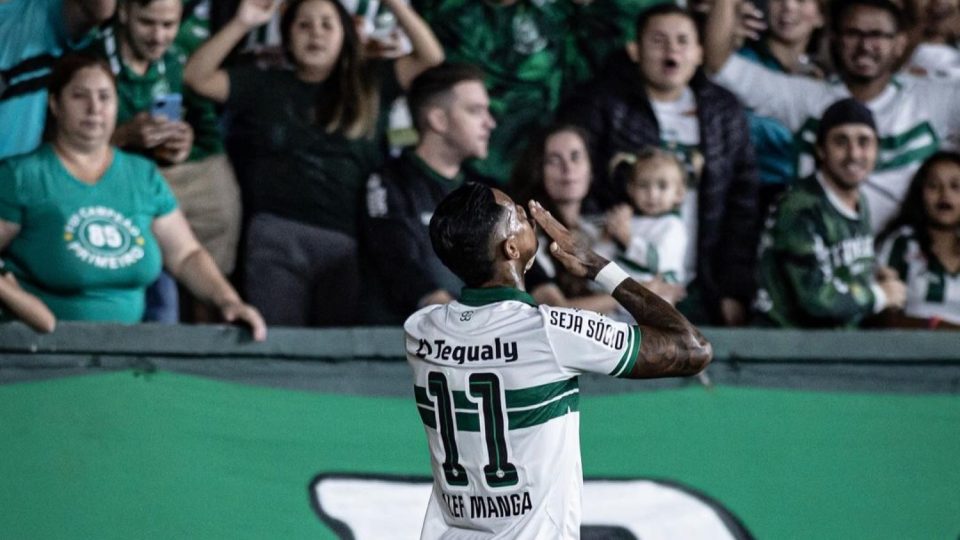 Alef Manga, atacante do Coritiba.