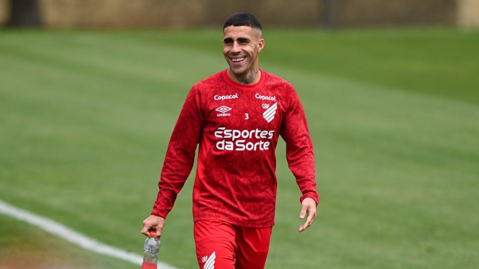 Gabriel, meio-campista do Athletico.