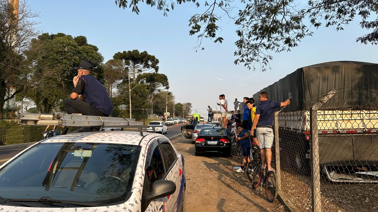 Torcida tenta acompanhar a seleção no CT do Caju