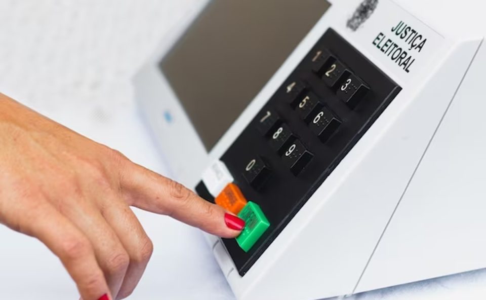 Urna-eletrônica-funciona-fora-da-internet-e-é-auditável-conheça-etapas-de-segurança