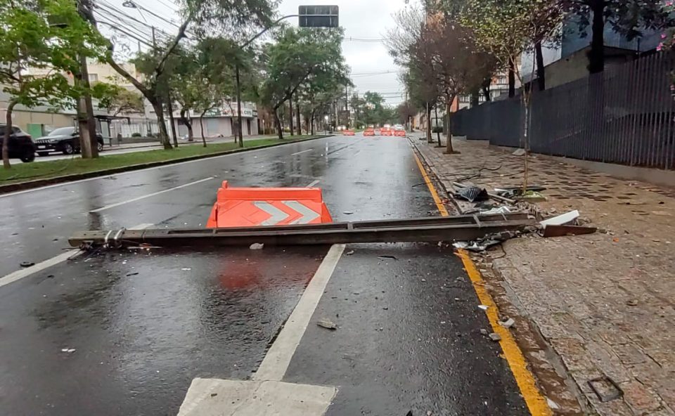 avenida-silva-jardim-acidente-bloqueia-faixa-curitiba-1
