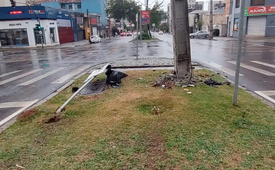 avenida-silva-jardim-acidente-bloqueia-faixa-curitiba-2