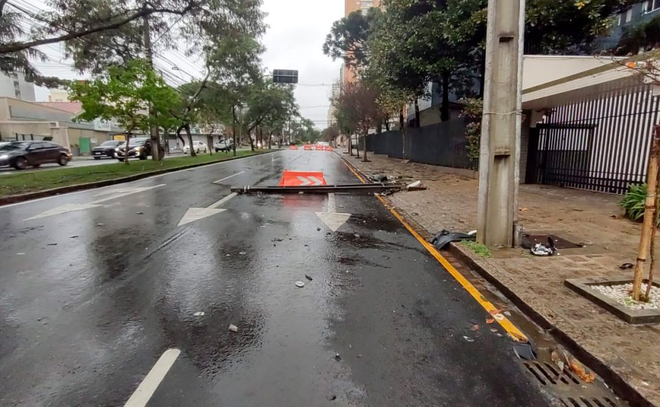avenida-silva-jardim-acidente-bloqueia-faixa-curitiba-3