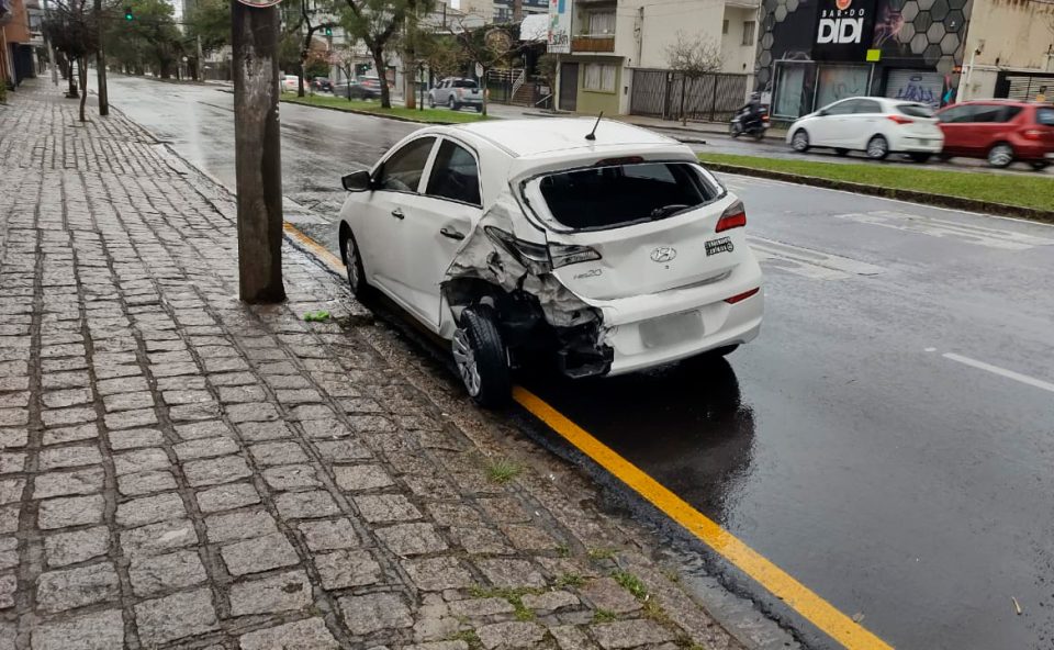 avenida-silva-jardim-acidente-bloqueia-faixa-curitiba-4