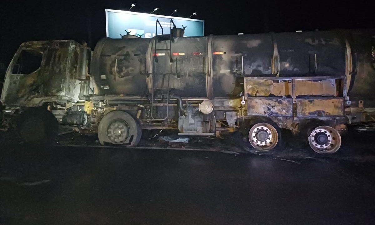 caminhão-destruido-incendio-ponta-grossa