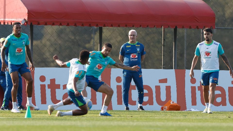 Dorival Júnior comanda treino da seleção brasileira no CT do Caju
