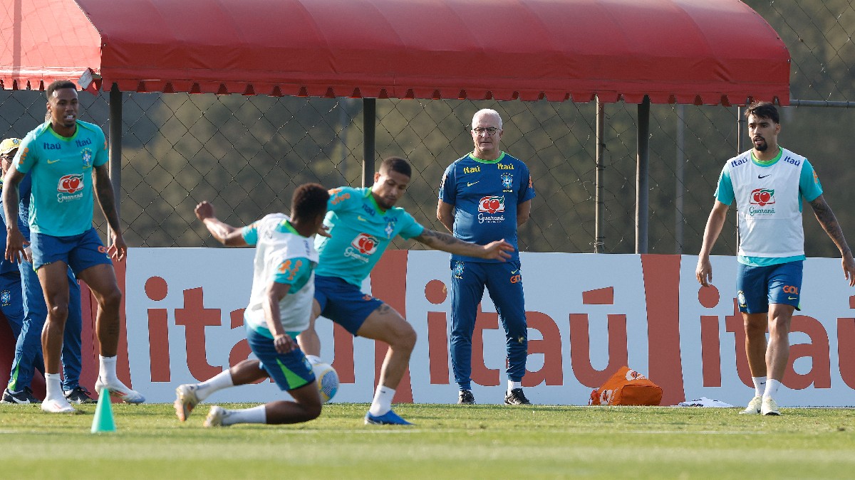 Dorival Júnior comanda treino da seleção brasileira no CT do Caju