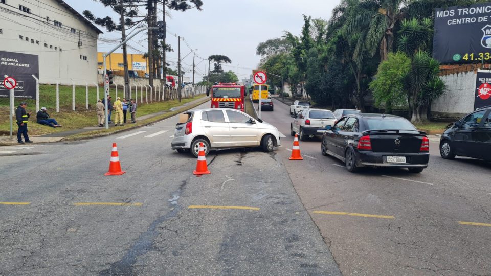 motorista bate onibus