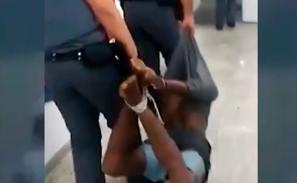 policiais homem amarrado
