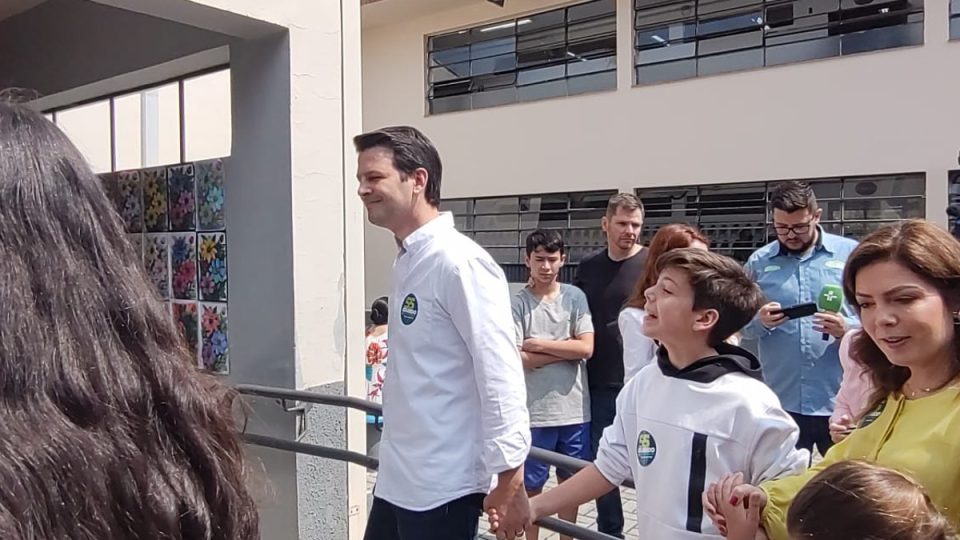 Eduardo Pimentel votou neste domingo (6)