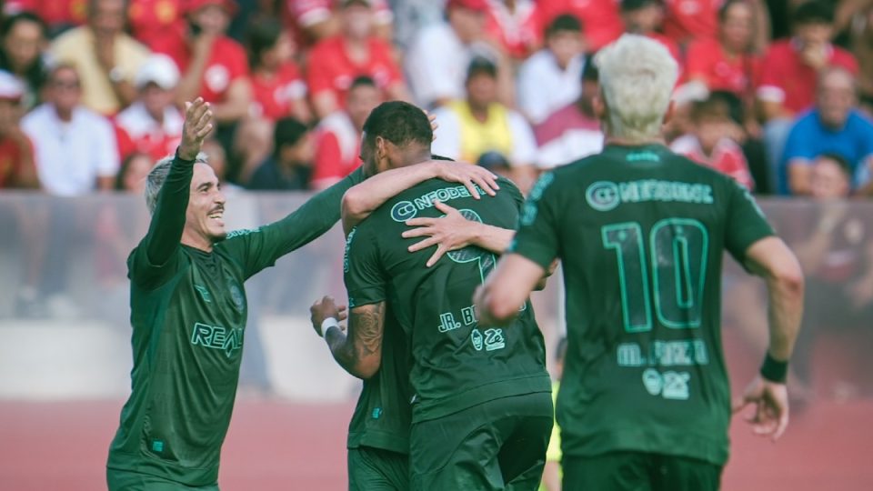 Jogadores do Coritiba comemoram vitória sobre o Vila Nova