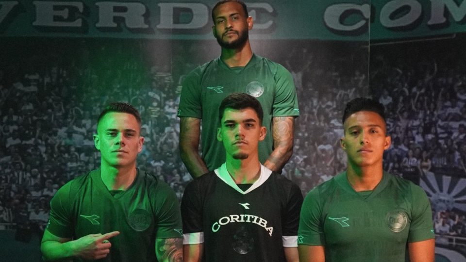 Jogadores do Coritiba posam com a nova camisa
