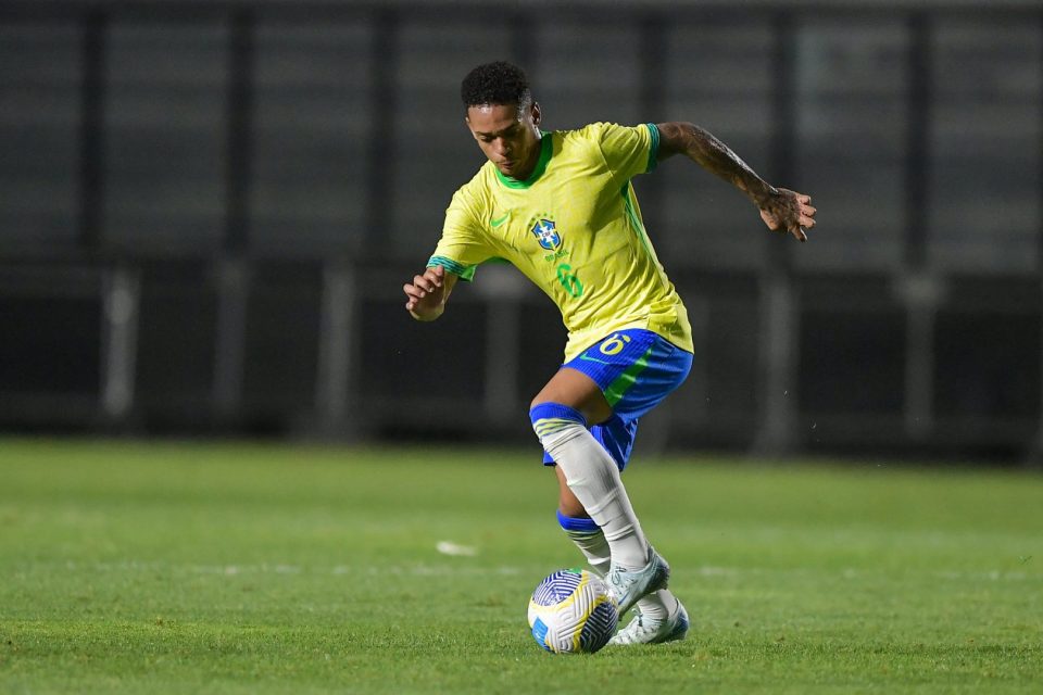 Leo Derik, do Athletico, em ação pela seleção brasileira sub-20