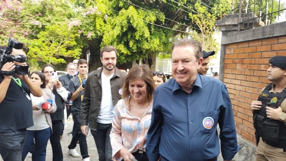 Luciano Ducci votou na manhã deste domingo (6)