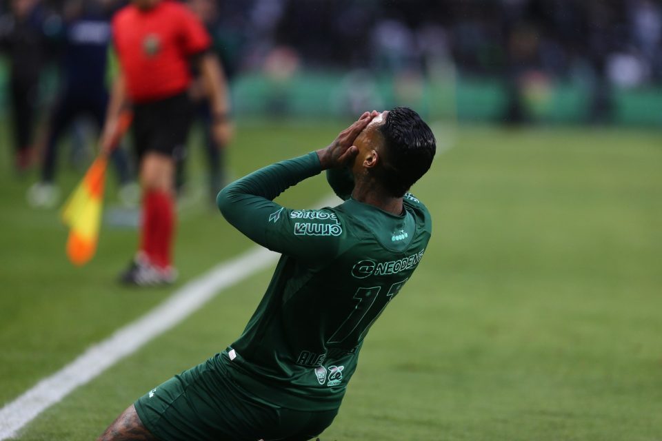 Alef Manga se emociona com gol pelo Coritiba