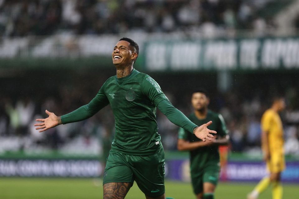 Alef Manga comemora gol pelo Coritiba