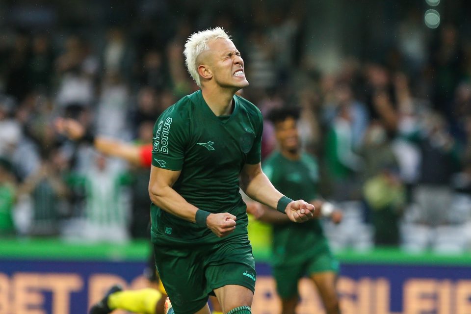 Matheus Frizzo comemora gol pelo Coritiba