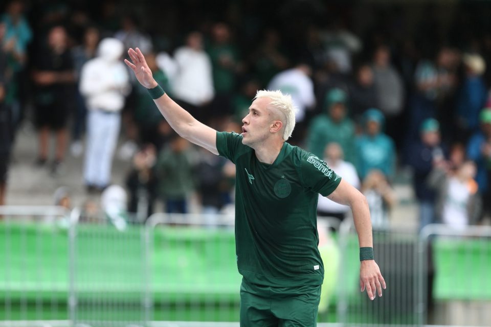 Matheus Frizzo comemora gol pelo Coritiba