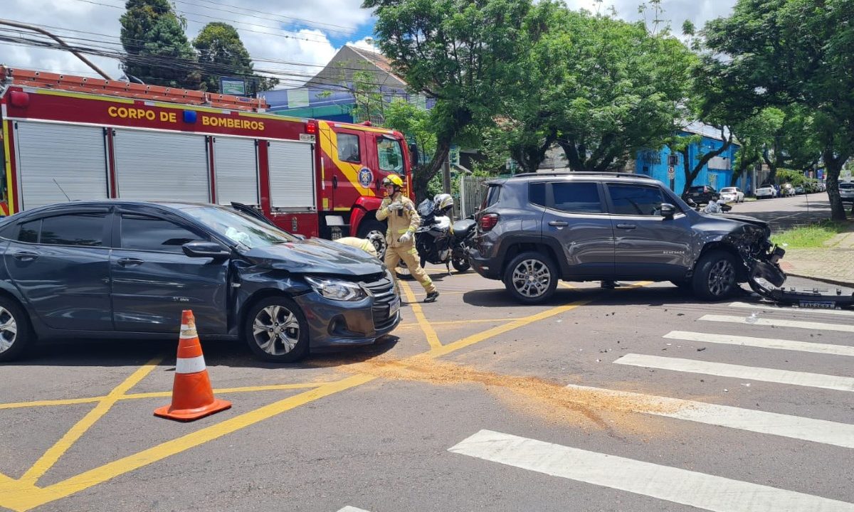 Motorista-fura-sinal-vermelho-atinge-dois-veículos-cruzamento-bairro-Rebouças  