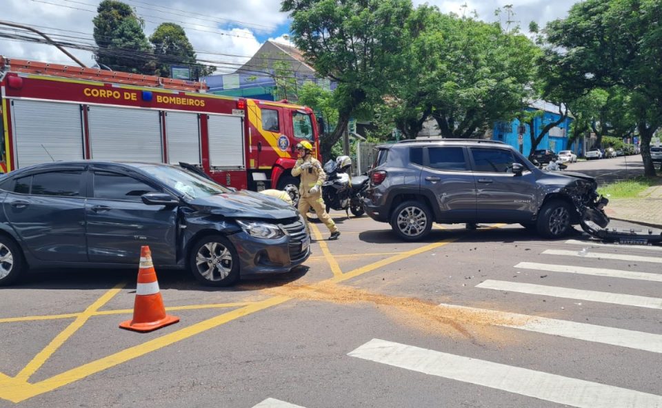 Motorista-fura-sinal-vermelho-atinge-dois-veículos-cruzamento-bairro-Rebouças