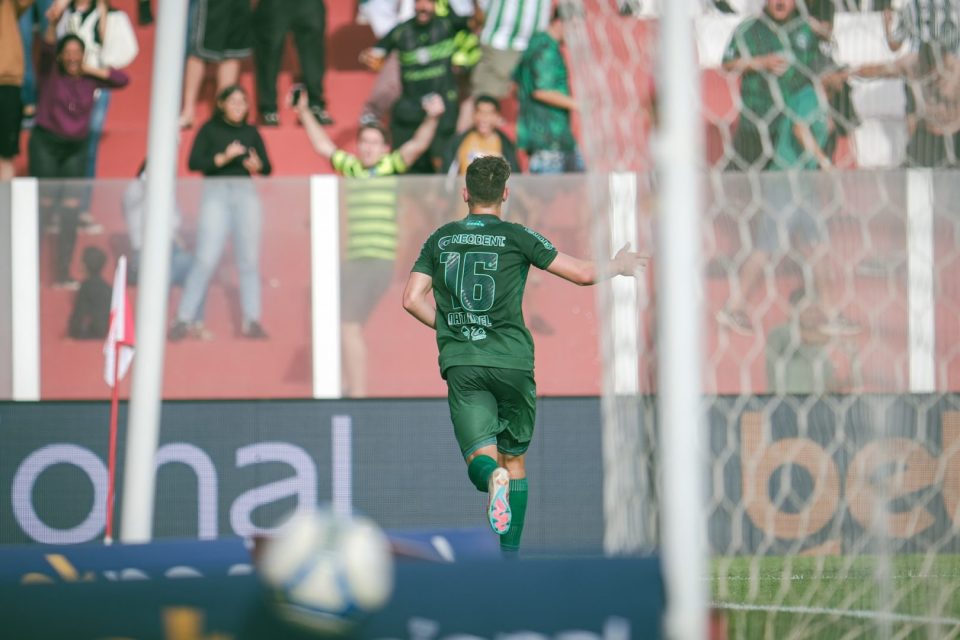 Natanael comemora gol pelo Coritiba contra o Vila Nova