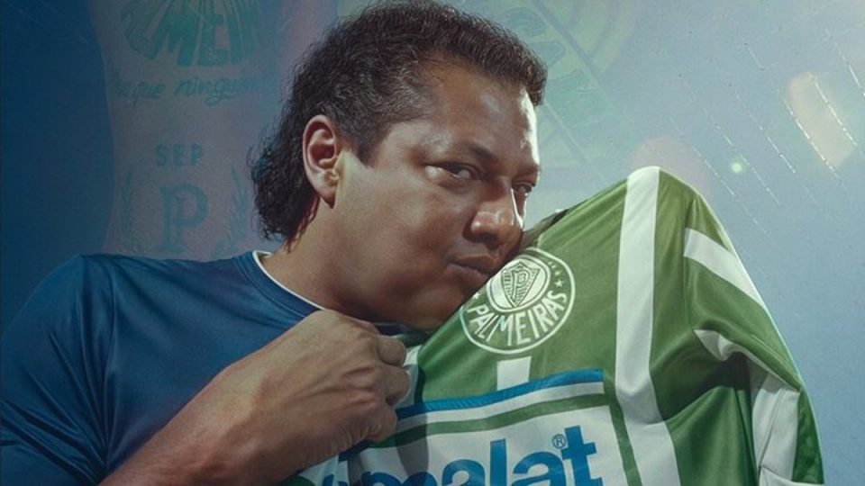 Tonhão beija camisa do Palmeiras