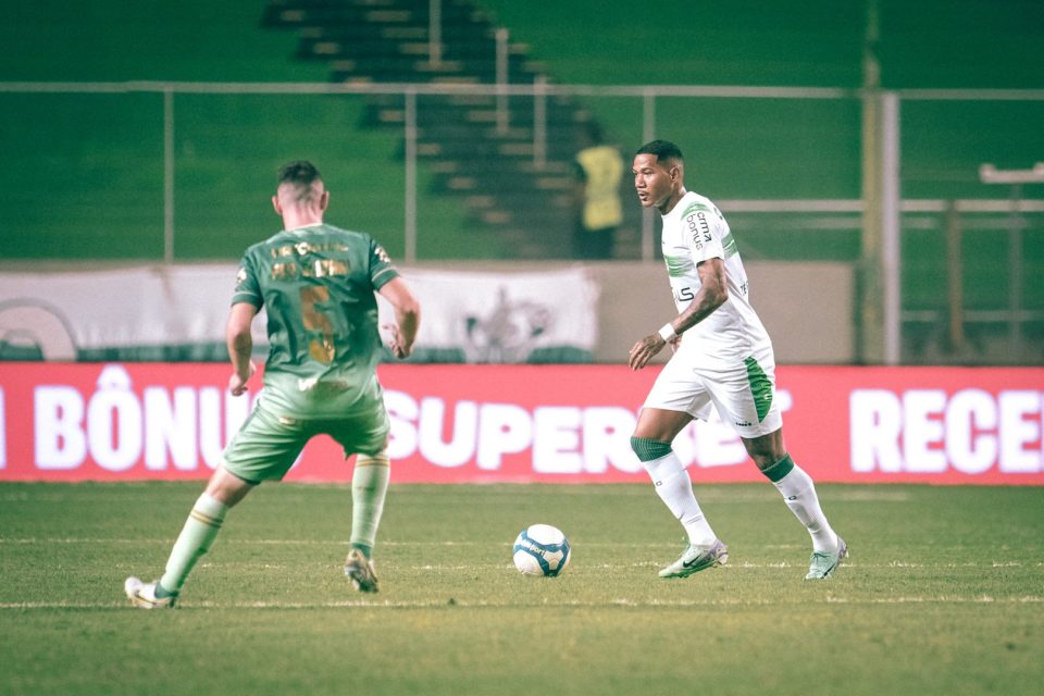 Zé Gabriel em ação em América-MG x Coritiba
