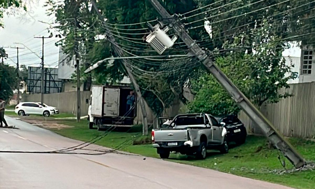 caminhonete-bate-ford-ka-destroi-poste-boqueirao-6