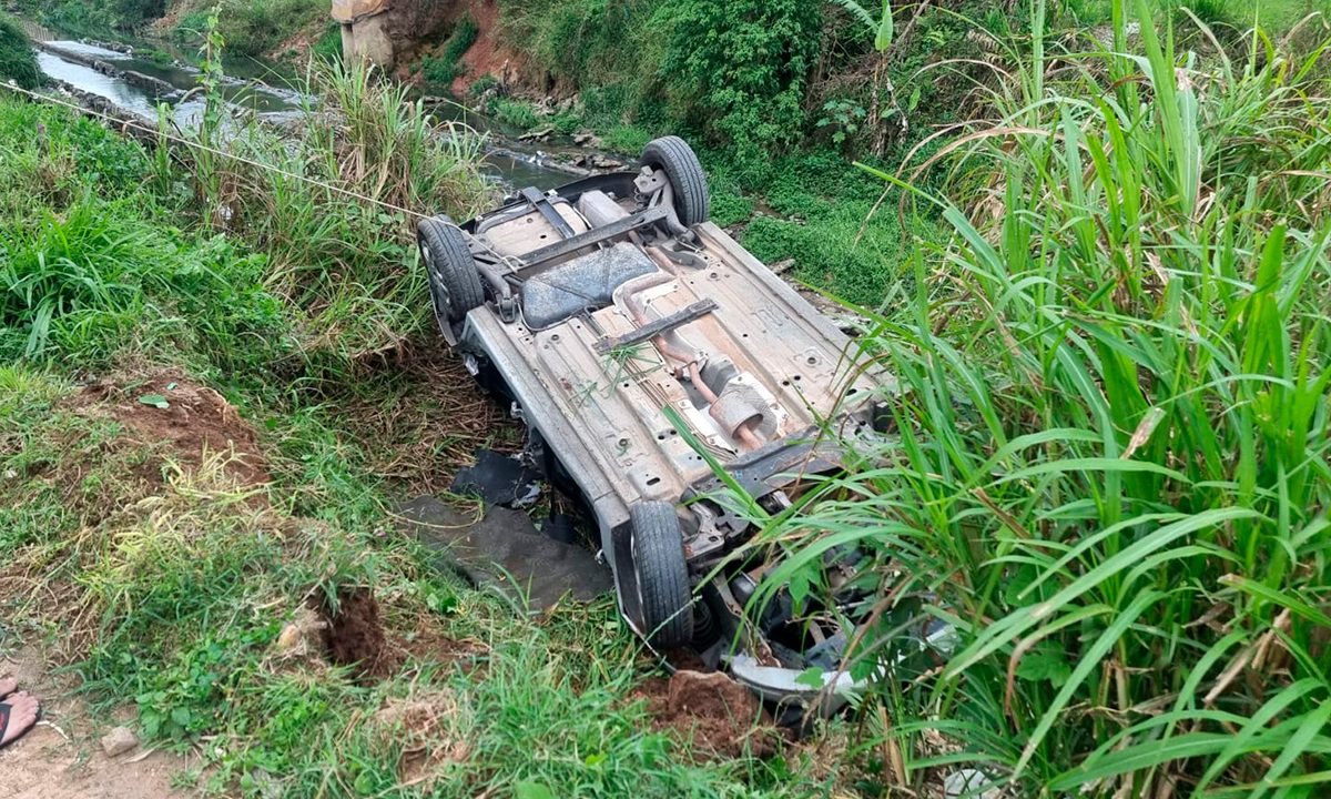 capota-carro-cai-margem-rio-sitio-cercado-1