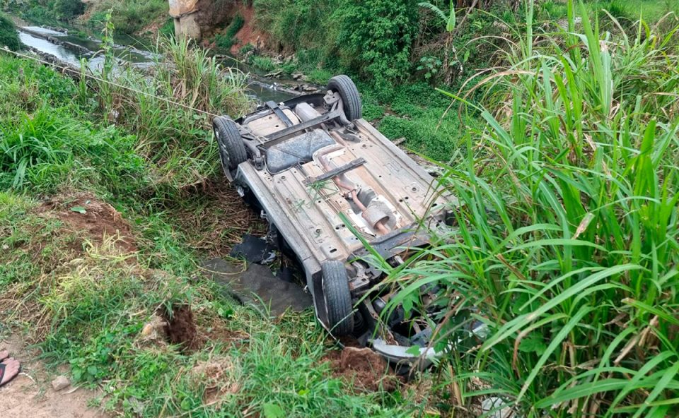 capota-carro-cai-margem-rio-sitio-cercado-1