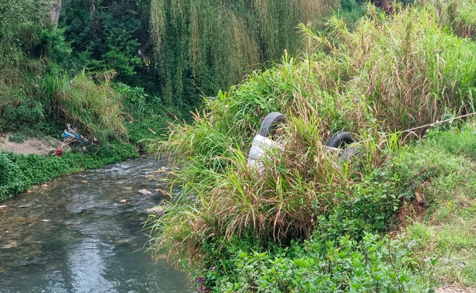 capota-carro-cai-margem-rio-sitio-cercado