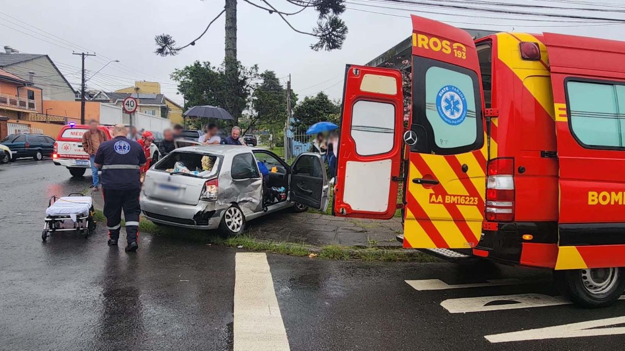 carro-fura-preferencial-bacacheri-acidente