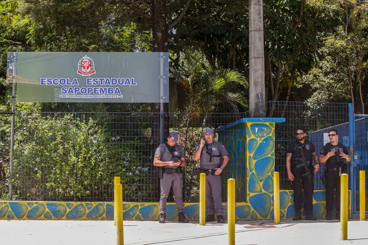 escola-guarda-policia-armado-armada-colegio