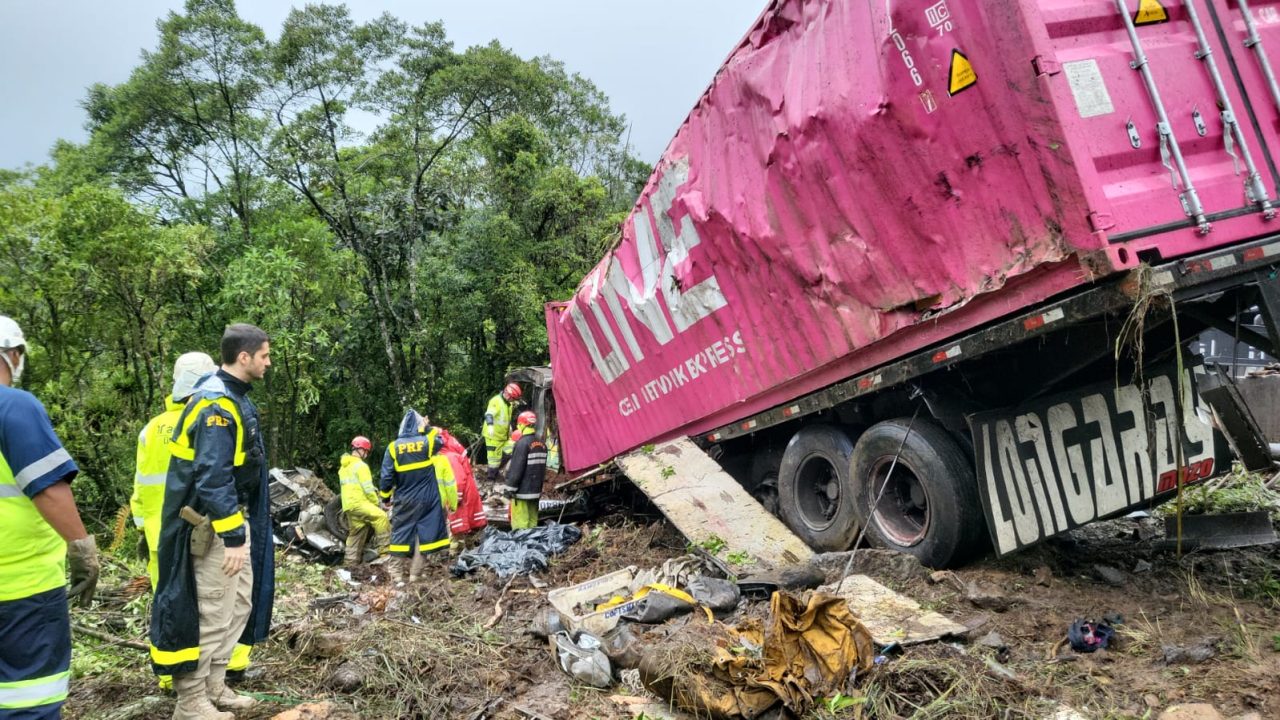grave-acidente-van-carreta-br-376-guaratuba-2