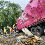 grave-acidente-van-carreta-br-376-guaratuba-2