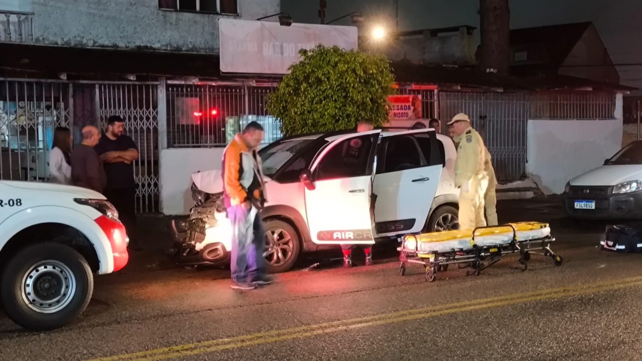 idosa bate carro