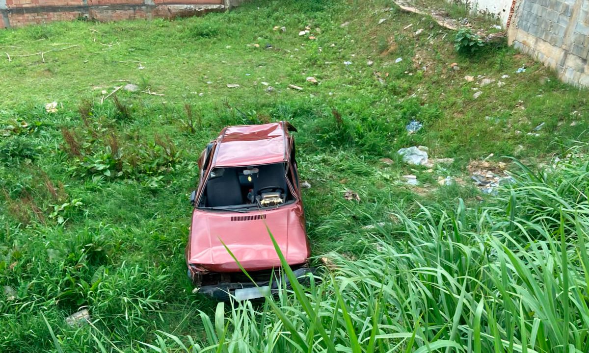 idoso-capota-carro-pilarzinho-2