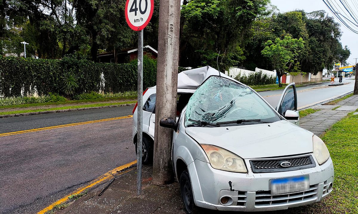 motorista-ferida-acidente-abraca-poste-fiesta-bom-retiro
