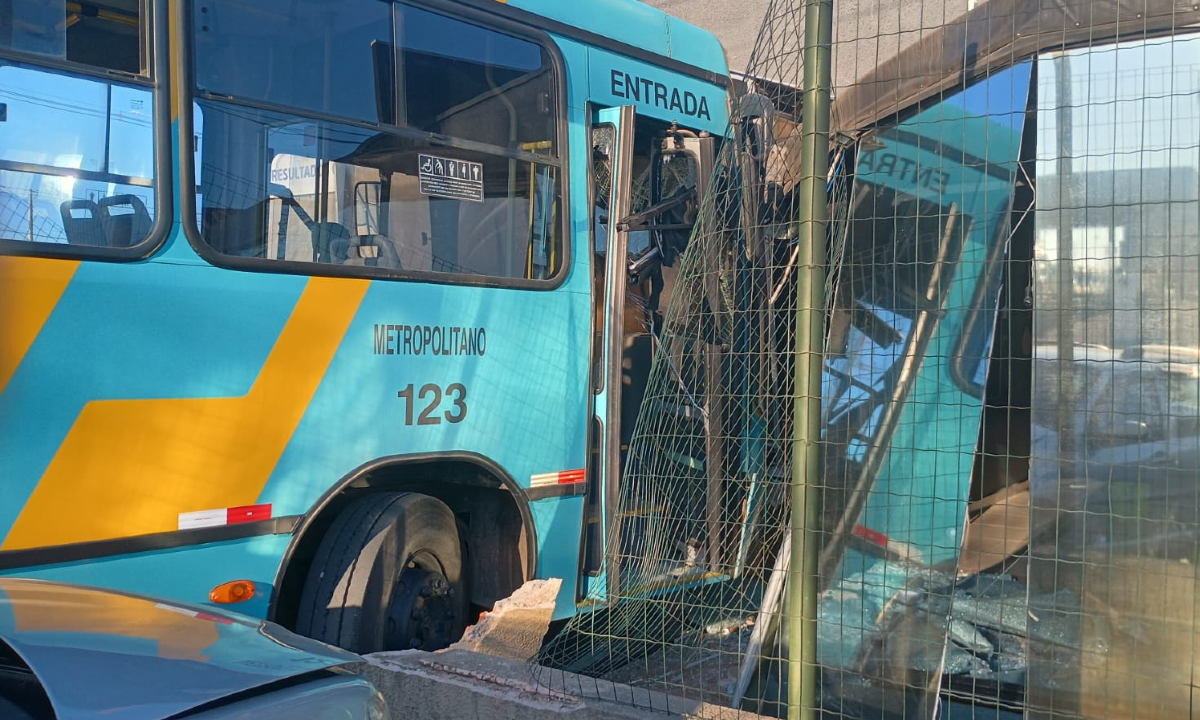 onibus-invade-igreja-veículos-pinhais