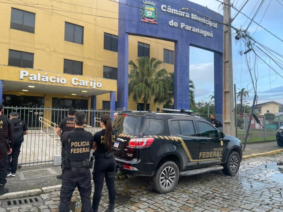 Vereadores de Paranaguá suspeitos de compra de votos são alvos da PF em operação que investiga crimes eleitorais
