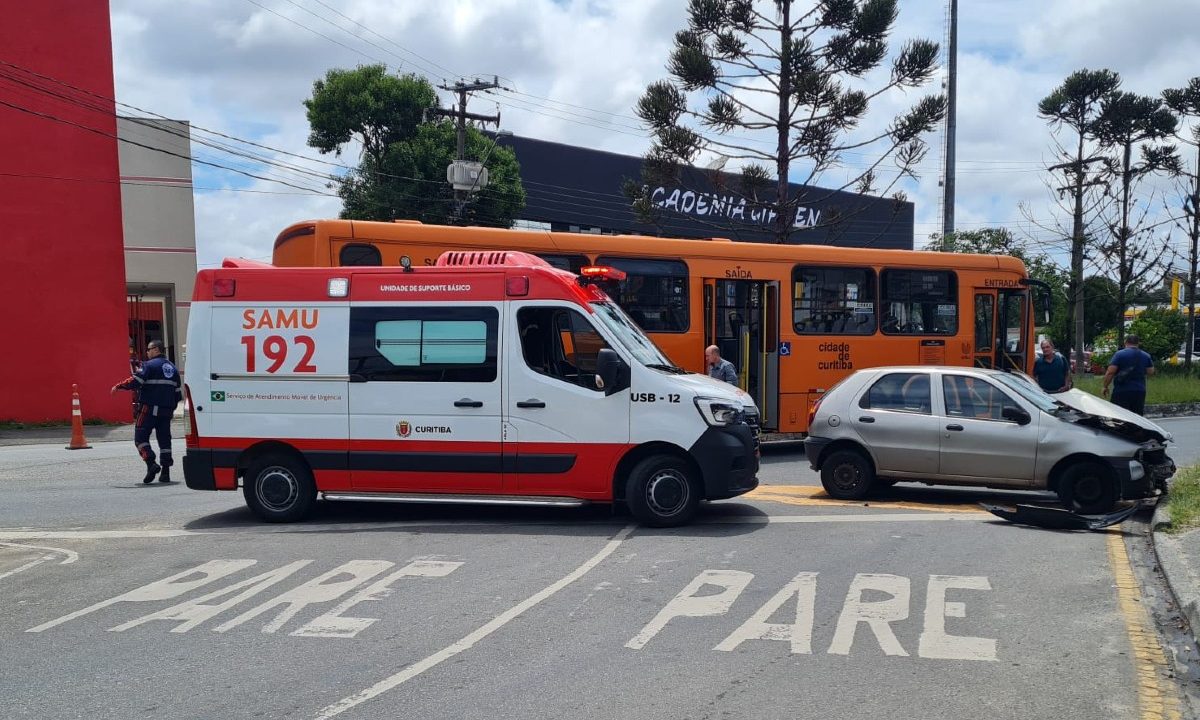 Ao-fazer-retorno-veículo-é-atingido-ônibus-Cidade-Industrial-de-Curitiba