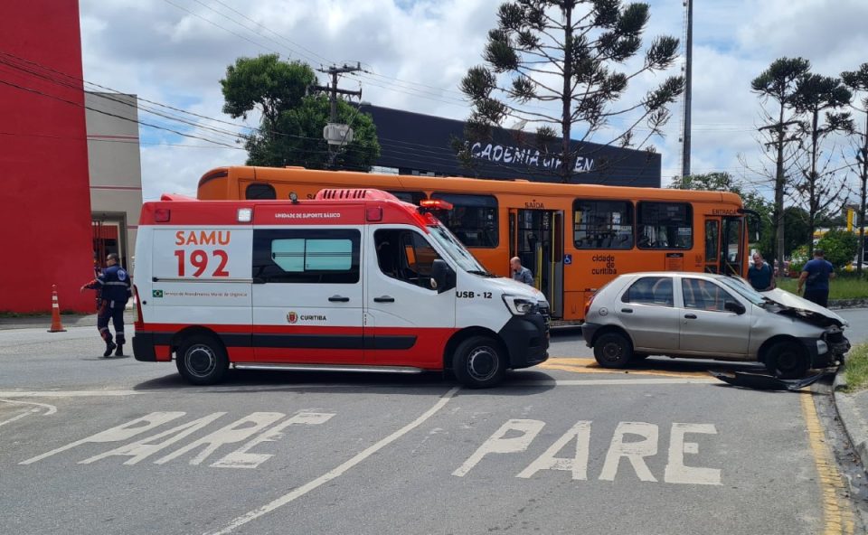 Ao-fazer-retorno-veículo-é-atingido-ônibus-Cidade-Industrial-de-Curitiba
